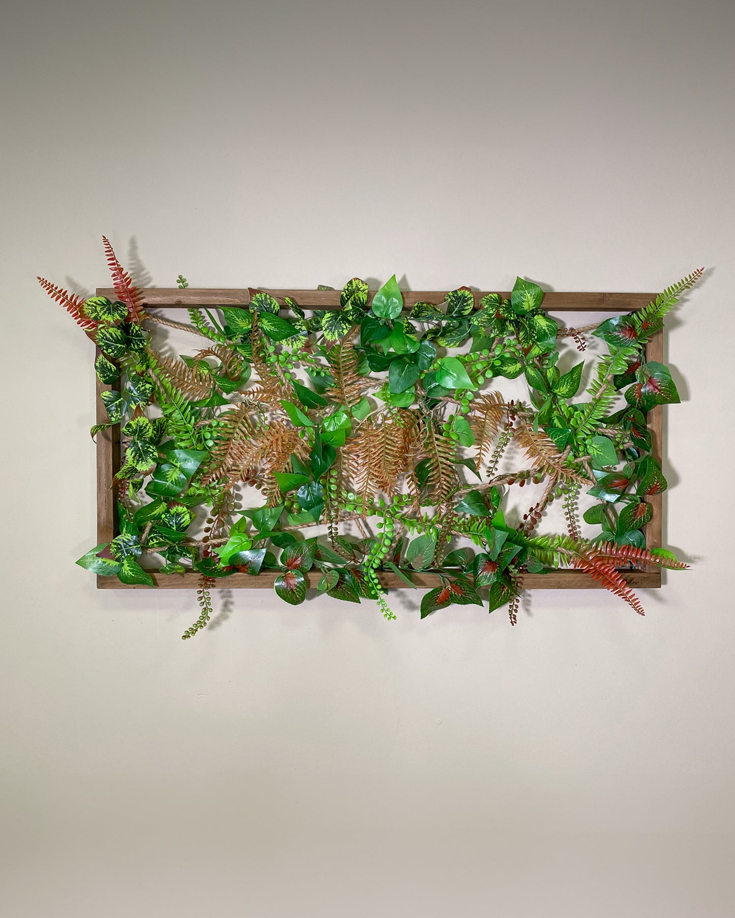 Plantframe/Pflanzenwand/Mooswand "PANAY" aus Realtouch Kunstpflanzen mit Fichtenholzrahmen
