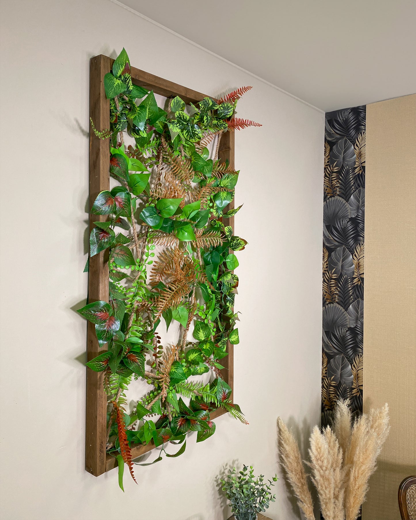 Plantframe/Pflanzenwand/Mooswand "PANAY" aus Realtouch Kunstpflanzen mit Fichtenholzrahmen