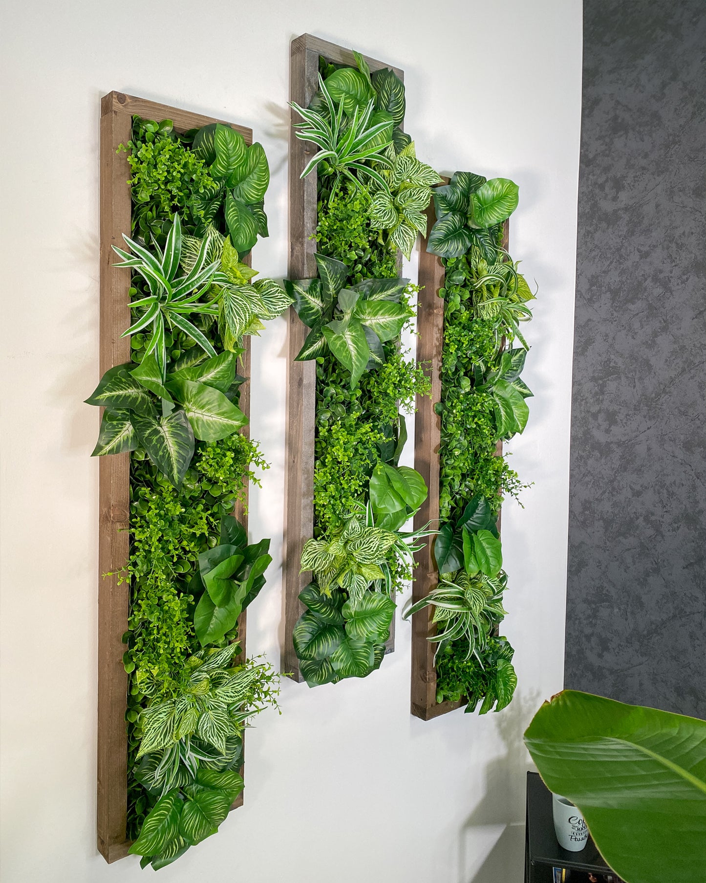 Plantframe/Pflanzenbild/Mooswand "SAMANA" aus Realtouch Kunstpflanzen im Dschungel Design in Fichtenholzrahmen