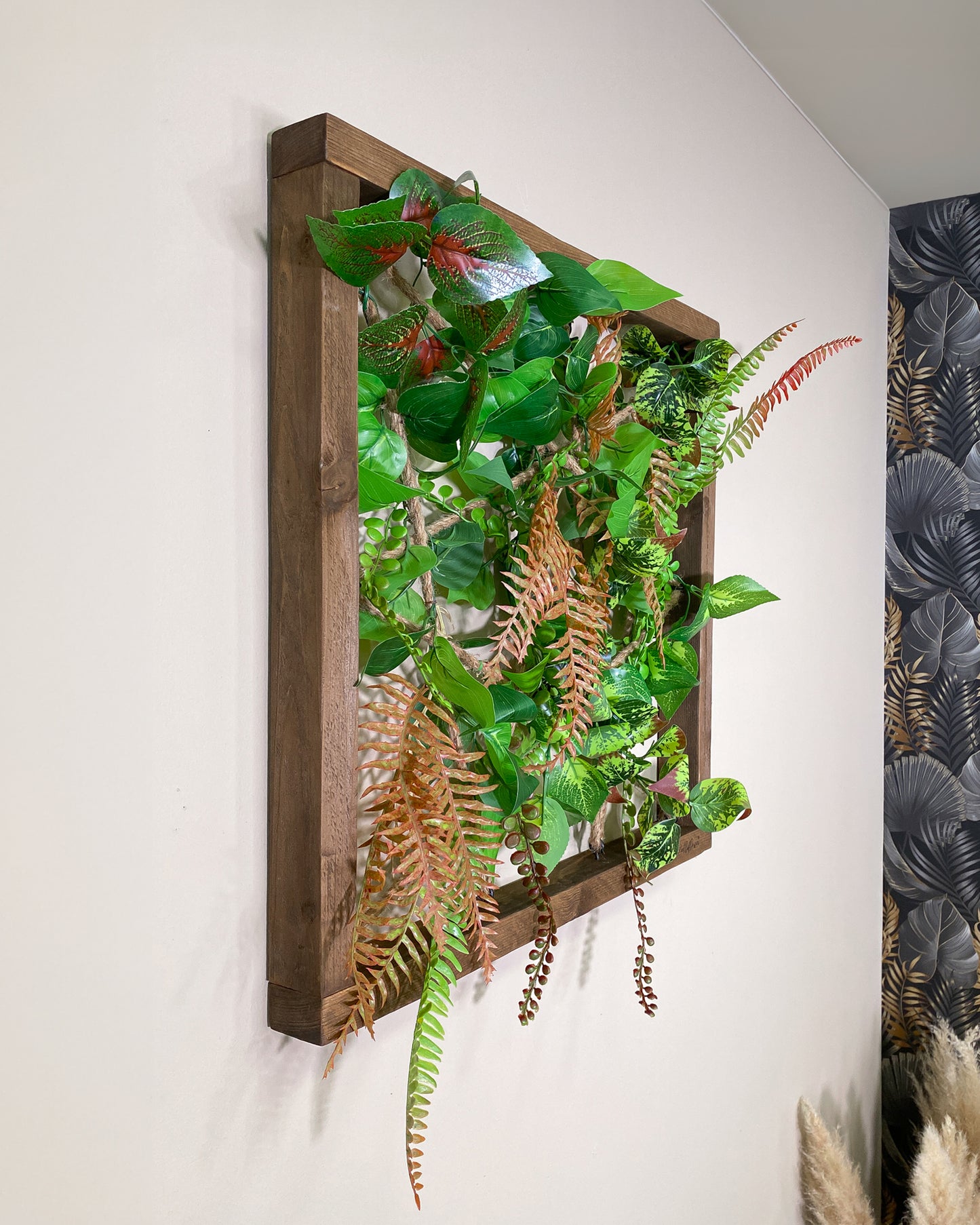 Plantframe/Pflanzenwand/Mooswand "PANAY" aus Realtouch Kunstpflanzen mit Fichtenholzrahmen