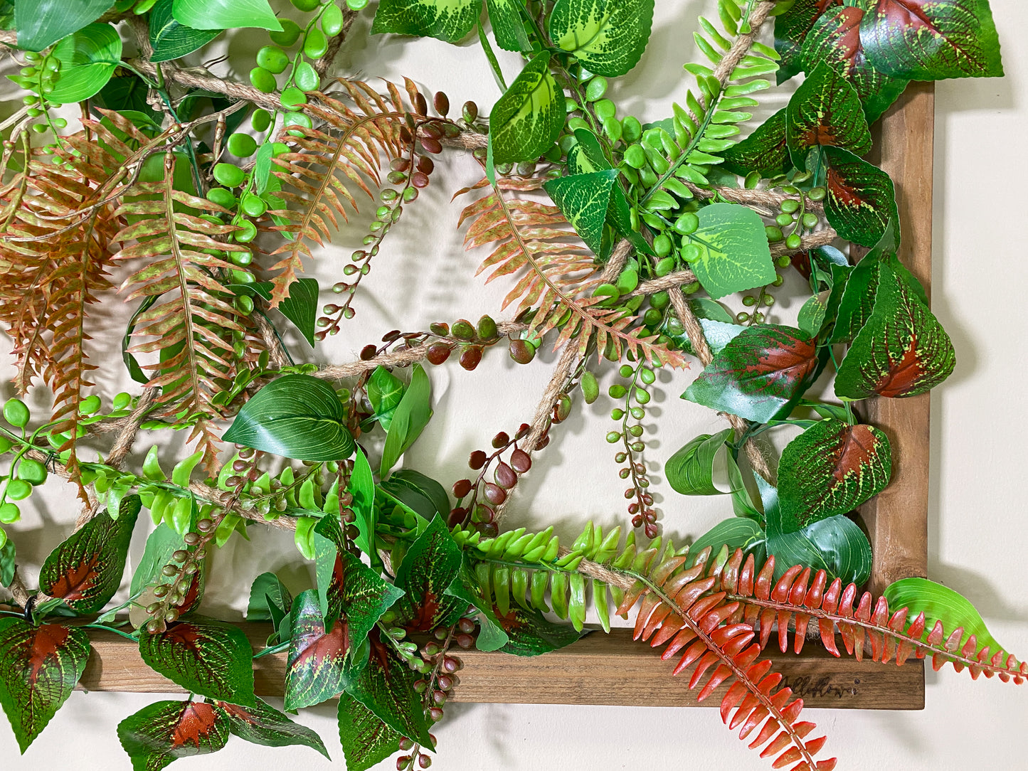 Plantframe/Pflanzenwand/Mooswand "PANAY" aus Realtouch Kunstpflanzen mit Fichtenholzrahmen
