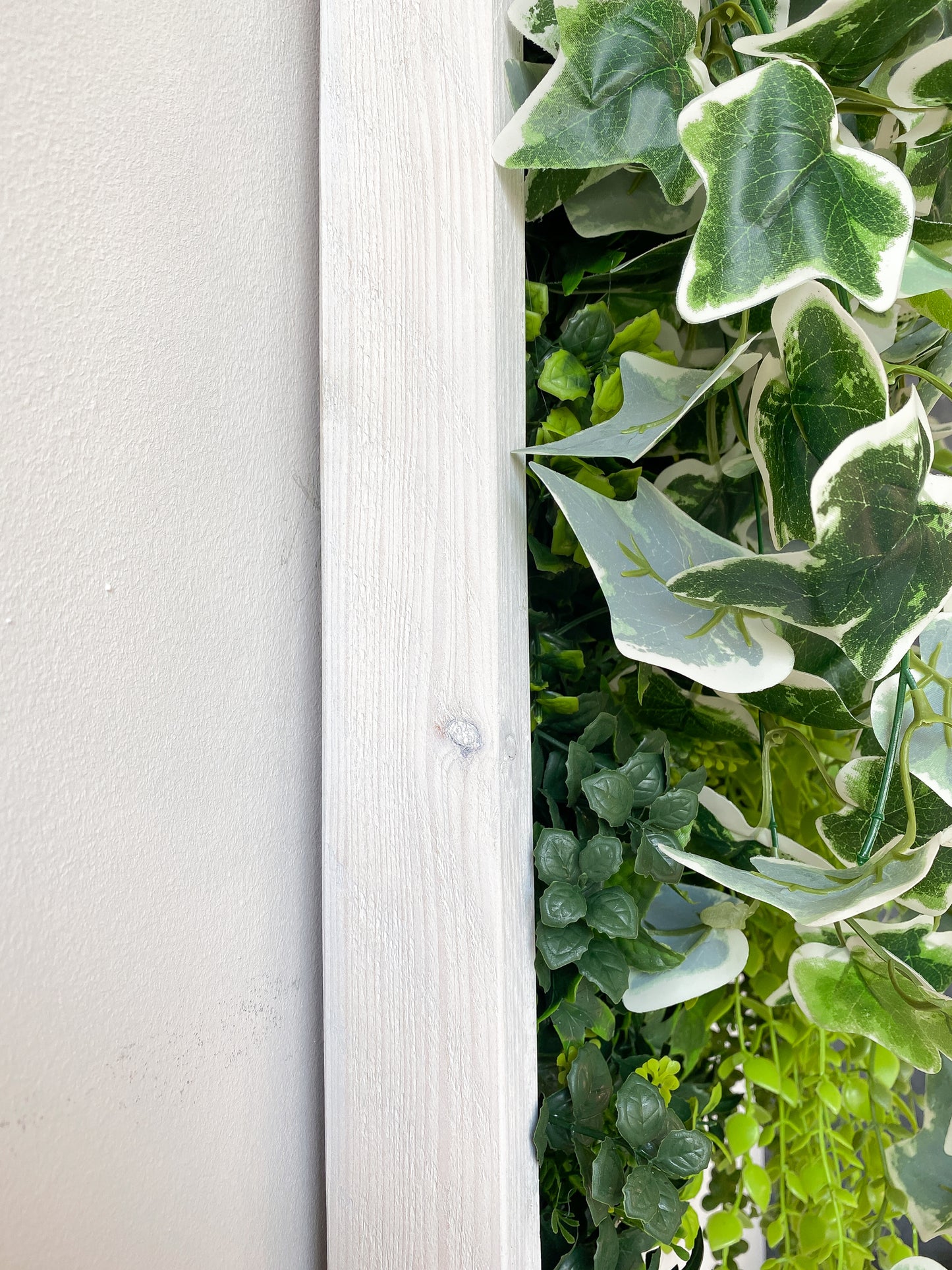 Plantframe/Pflanzenwand/Mooswand "PANAY" aus Realtouch Kunstpflanzen mit Fichtenholzrahmen