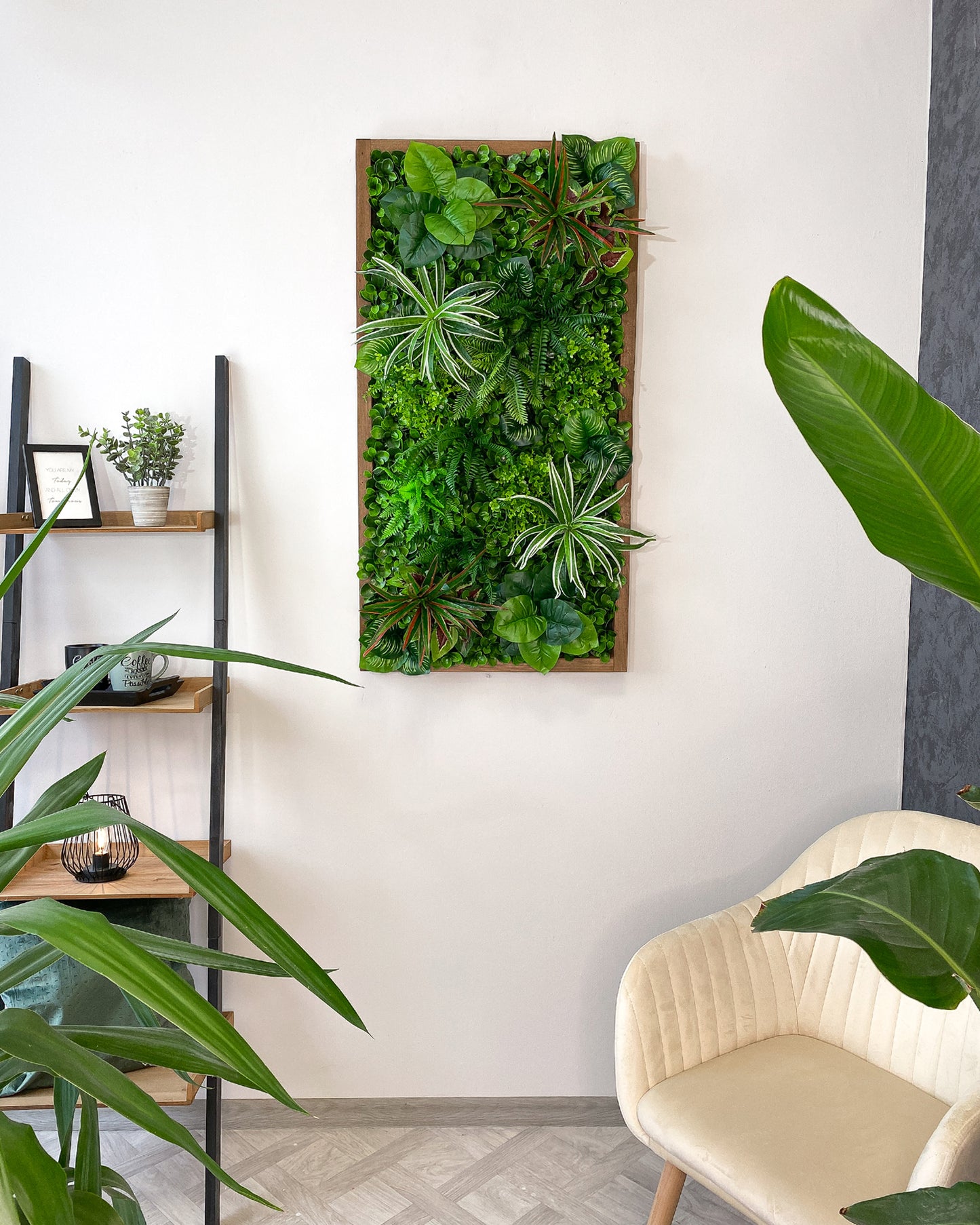 Plantframe/Pflanzenwand/Mooswand "YUCATAN" aus Realtouch Kunstpflanzen in Fichtenholzrahmen