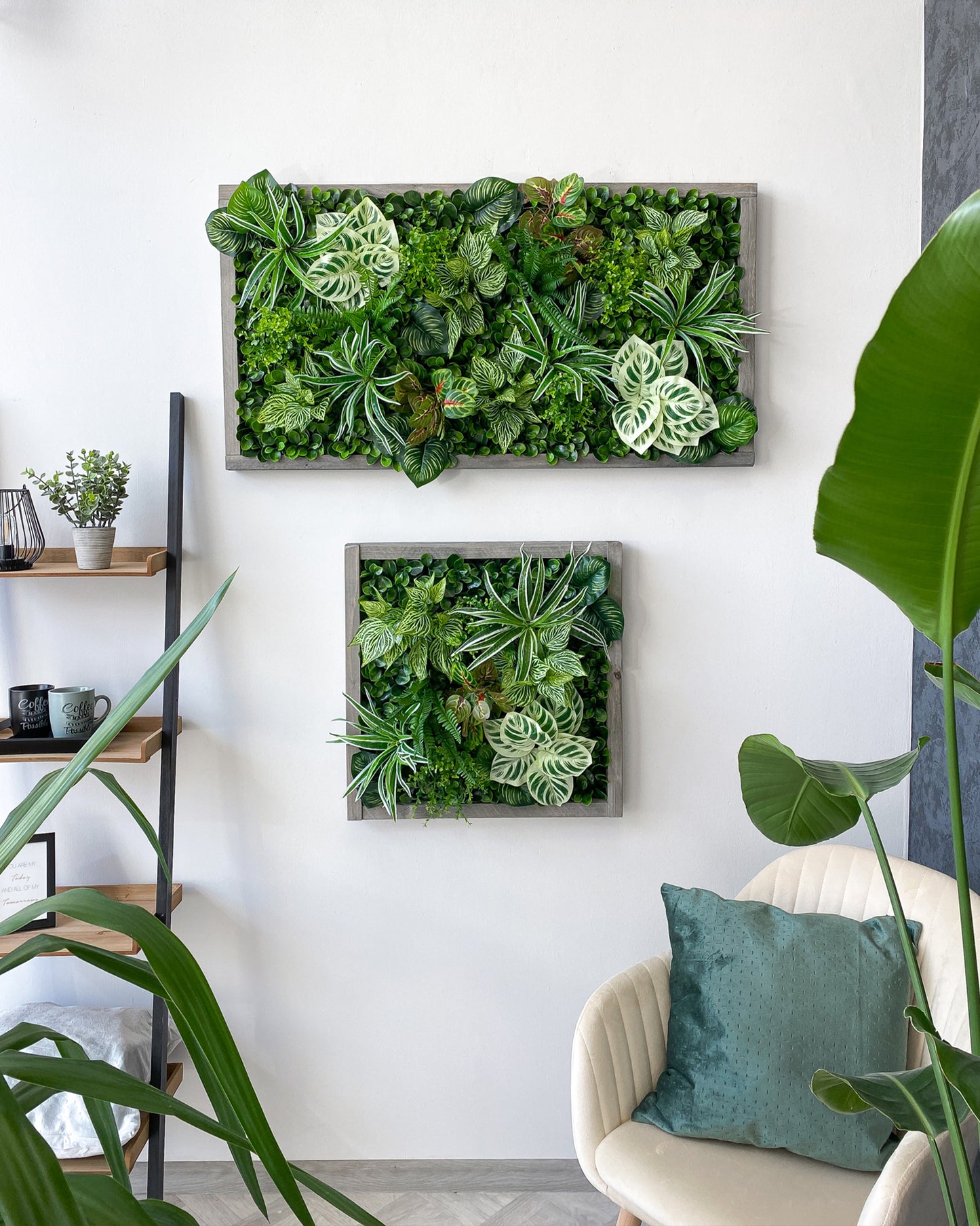 Plantframe/Pflanzenwand/Mooswand "NUBLAR" aus Realtouch Kunstpflanzen in Fichtenholzrahmen