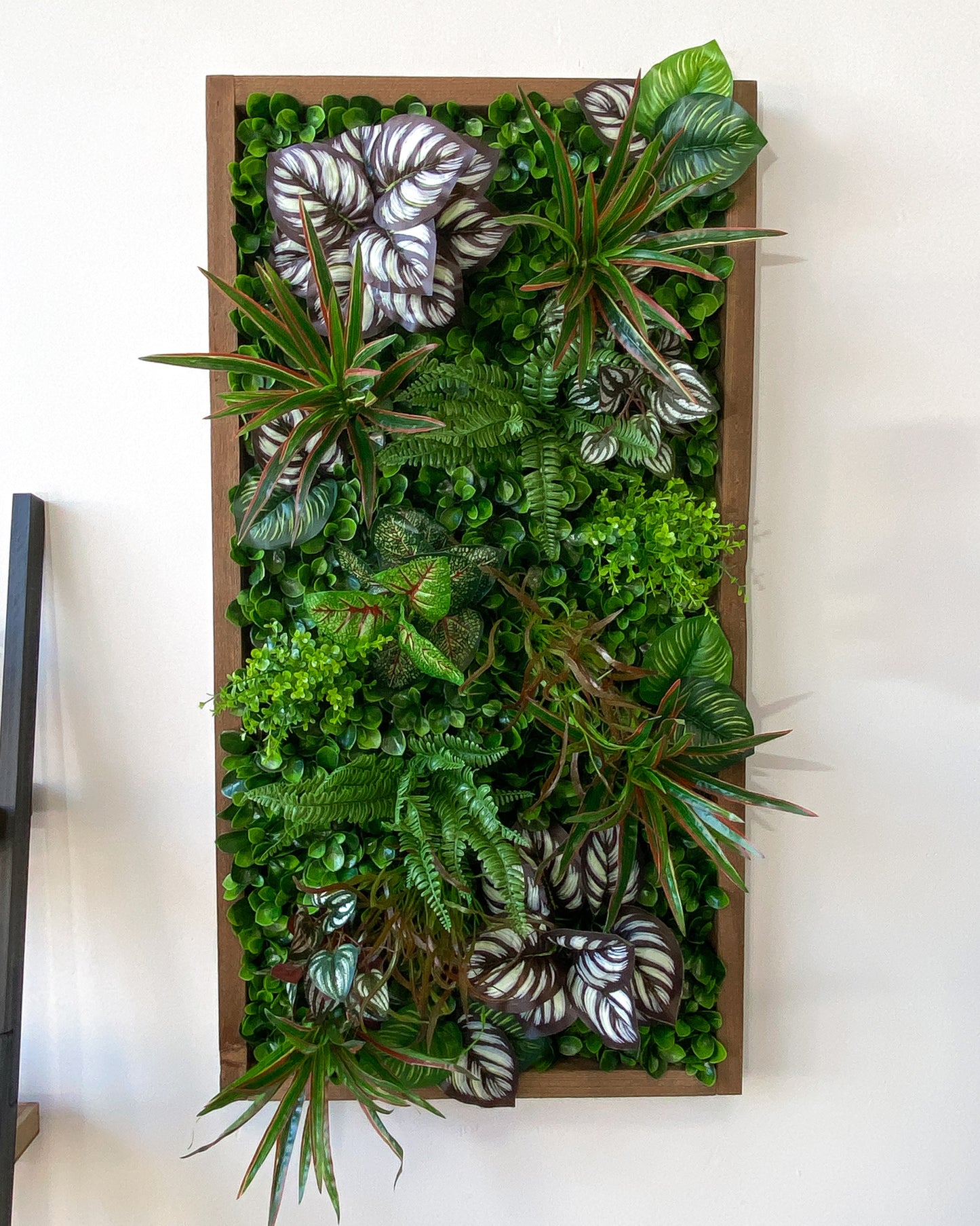 Plantframe/Pflanzenwand/Mooswand "SORNA" aus Realtouch Kunstpflanzen in Fichtenholzrahmen