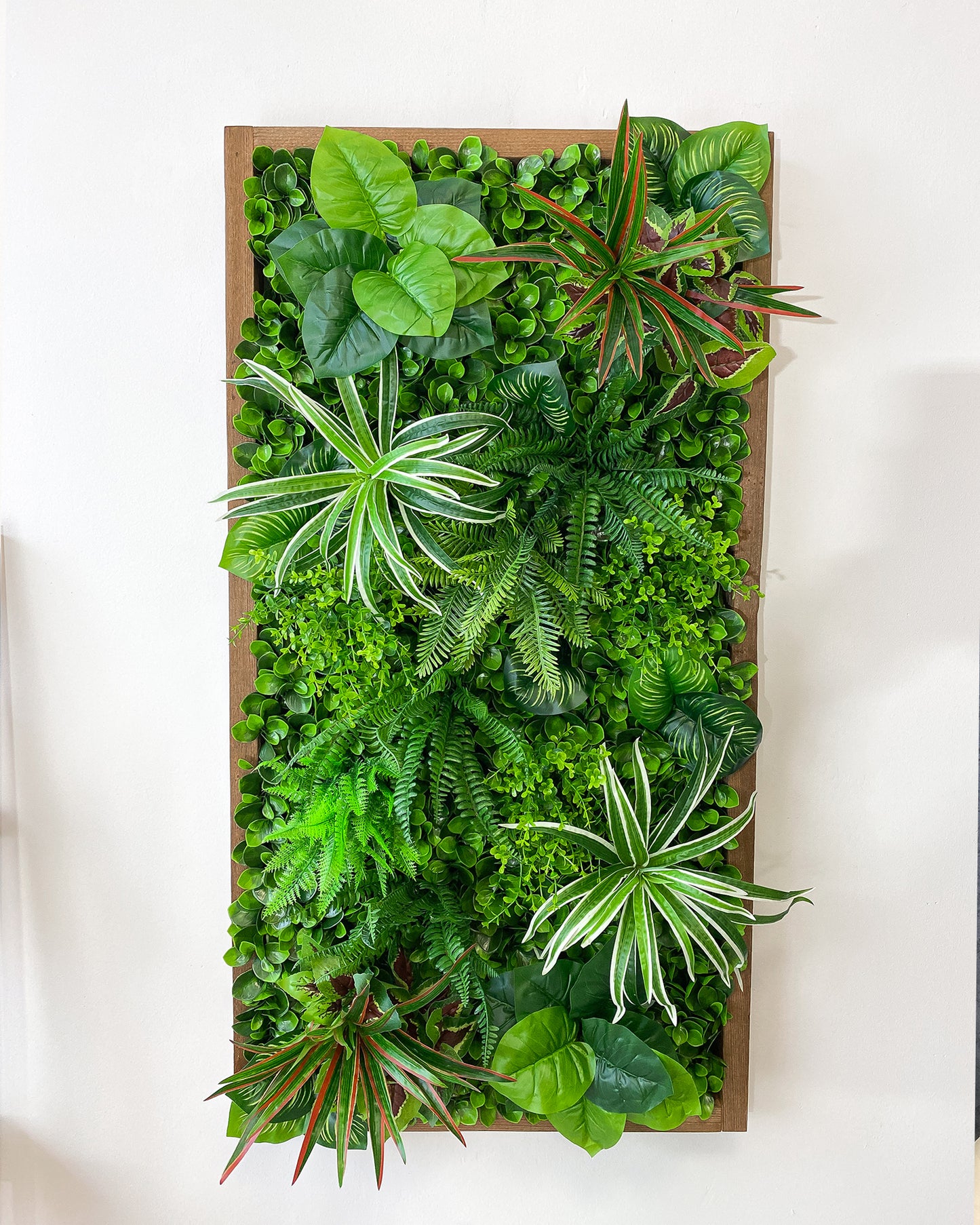 Plantframe/Pflanzenwand/Mooswand "YUCATAN" aus Realtouch Kunstpflanzen in Fichtenholzrahmen
