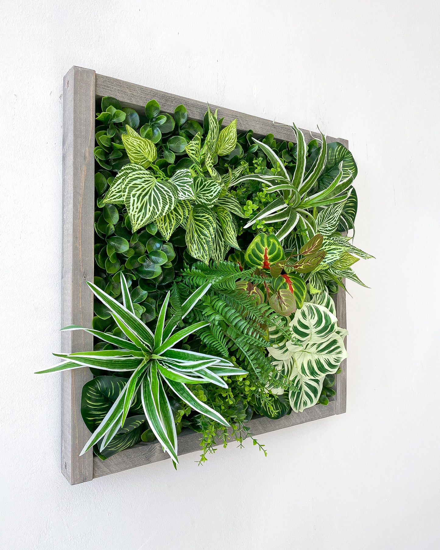 Plantframe/Pflanzenwand/Mooswand "NUBLAR" aus Realtouch Kunstpflanzen in Fichtenholzrahmen