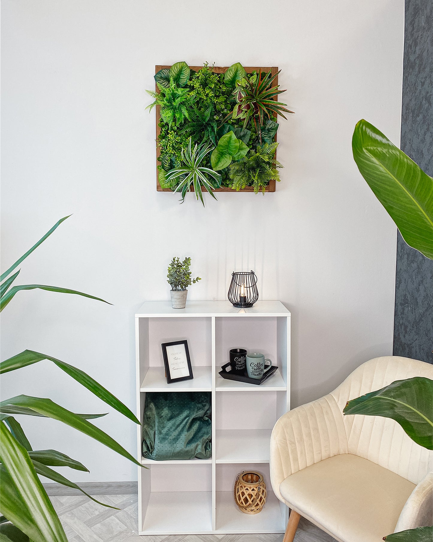 Plantframe/Pflanzenwand/Mooswand "YUCATAN" aus Realtouch Kunstpflanzen in Fichtenholzrahmen