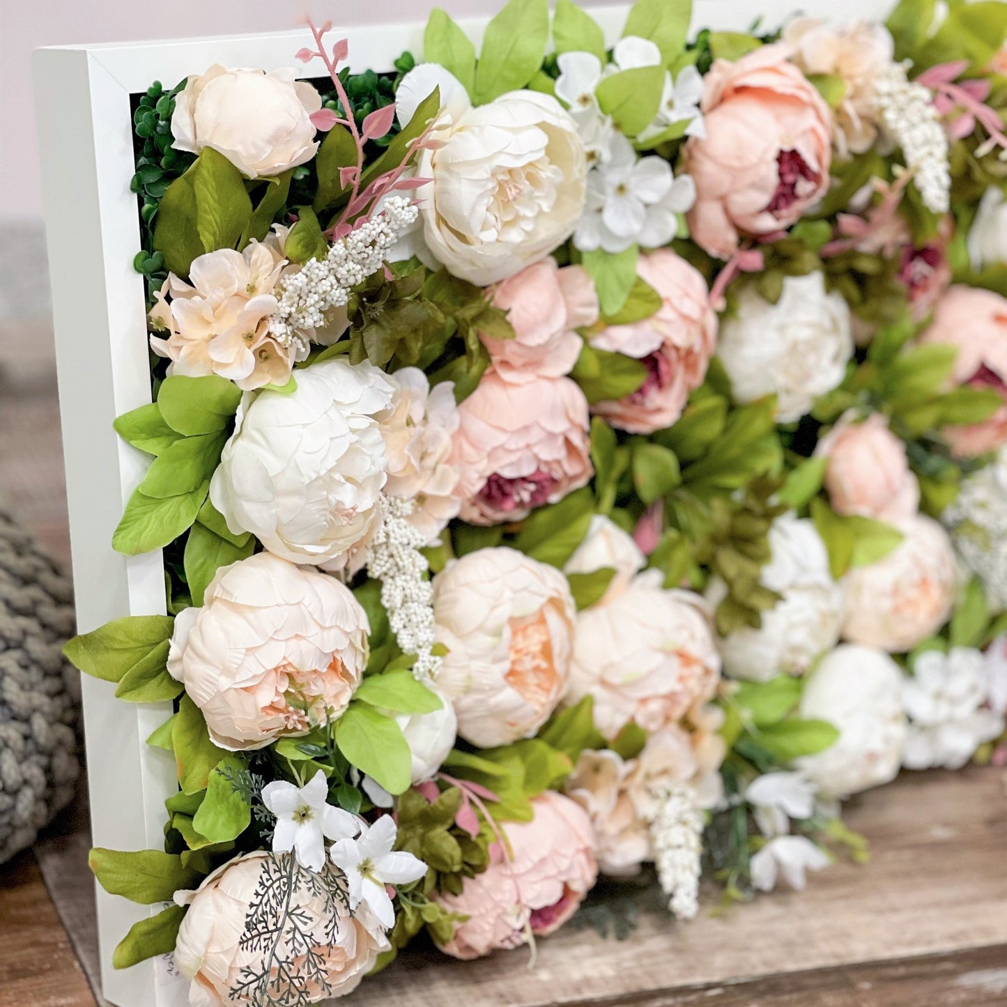 Pflanzenbild "COCONUT VOGUE" aus Realtouch Kunstpflanzen, Holzrahmen mit weißem Decor - nelliflower.de