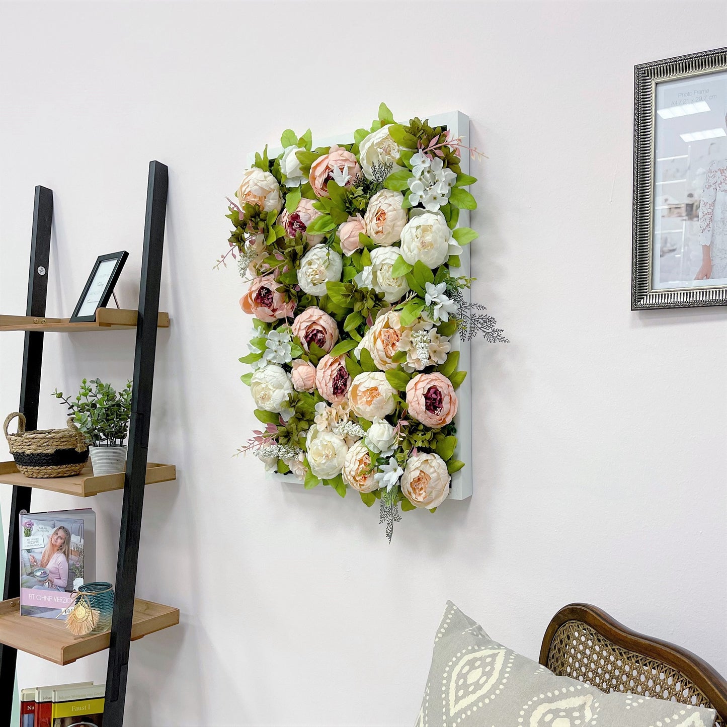 Pflanzenbild "COCONUT VOGUE" aus Realtouch Kunstpflanzen, Holzrahmen mit weißem Decor - nelliflower.de