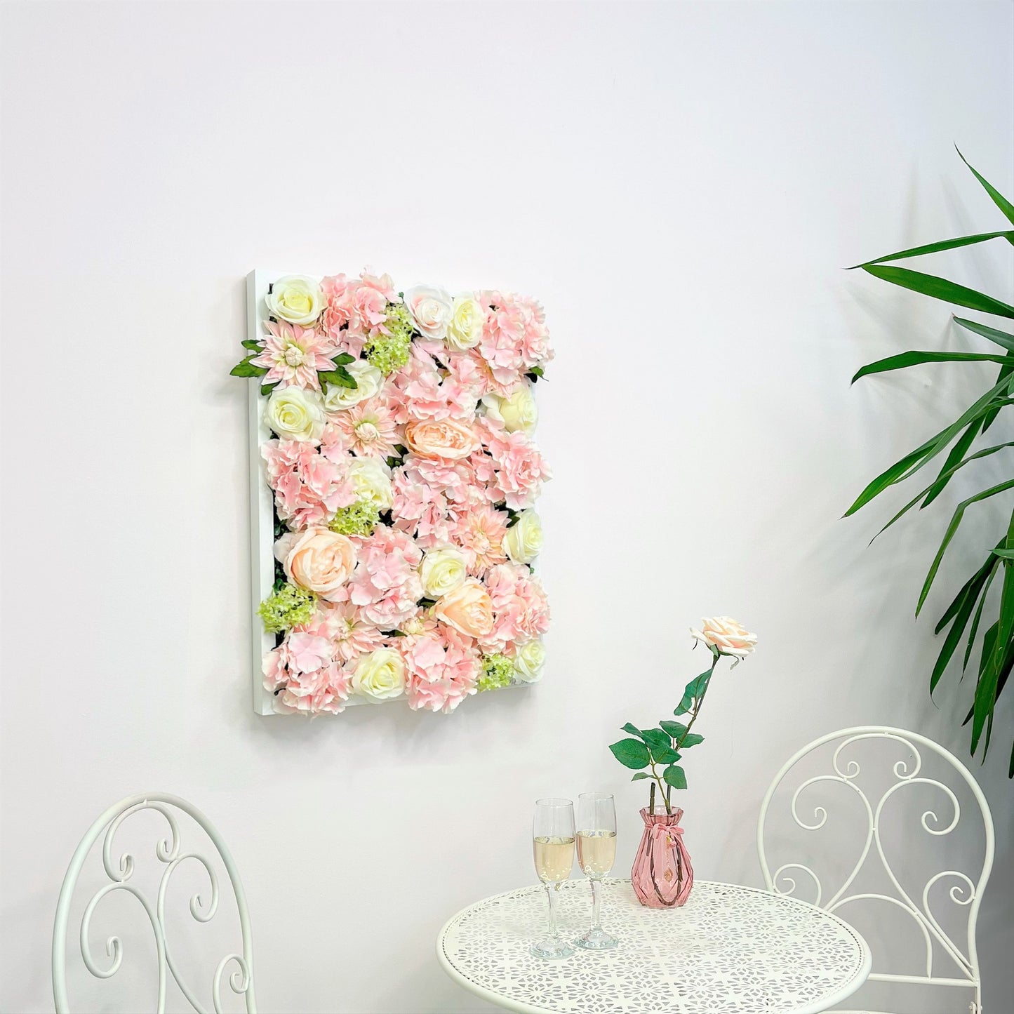 Flowerframe "HONEYDEW" aus Realtouch Kunstpflanzen, Holzrahmen mit weißem Decor - nelliflower.de