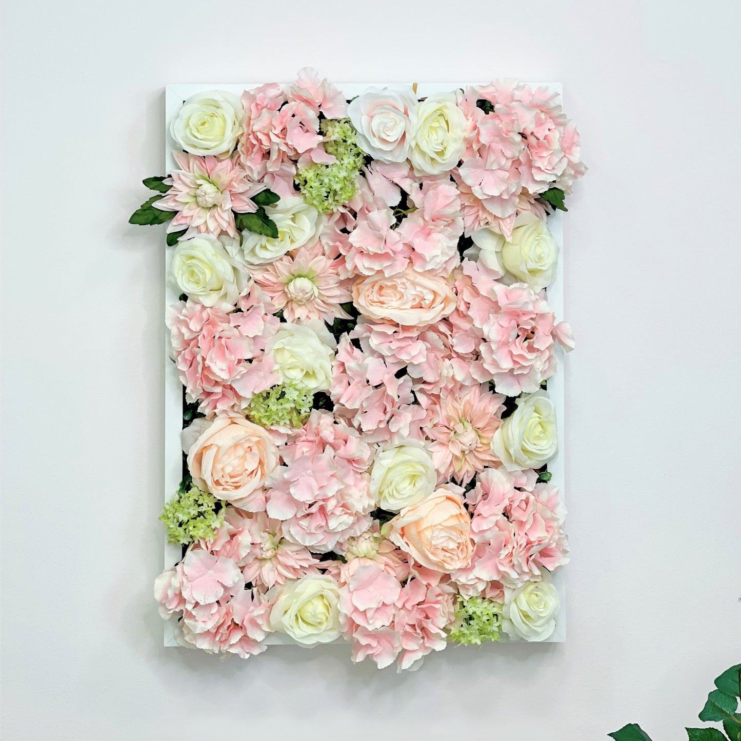 Flowerframe "HONEYDEW" aus Realtouch Kunstpflanzen, Holzrahmen mit weißem Decor - nelliflower.de