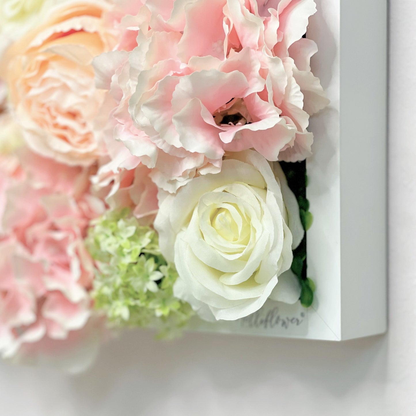 Flowerframe "HONEYDEW" aus Realtouch Kunstpflanzen, Holzrahmen mit weißem Decor - nelliflower.de