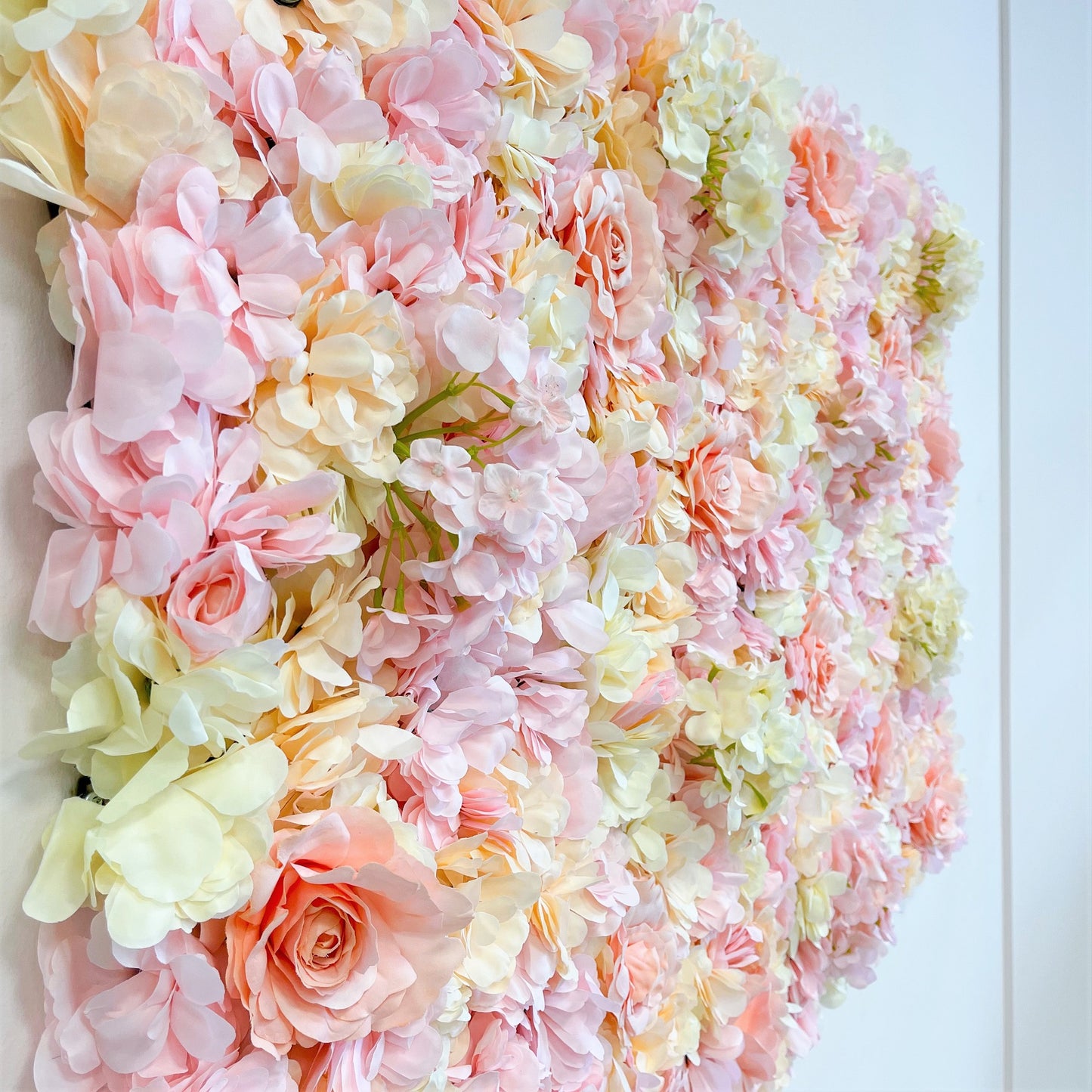 Blumenwand „CREAMY CUPCAKE“ aus Realtouch Kunstpflanzen