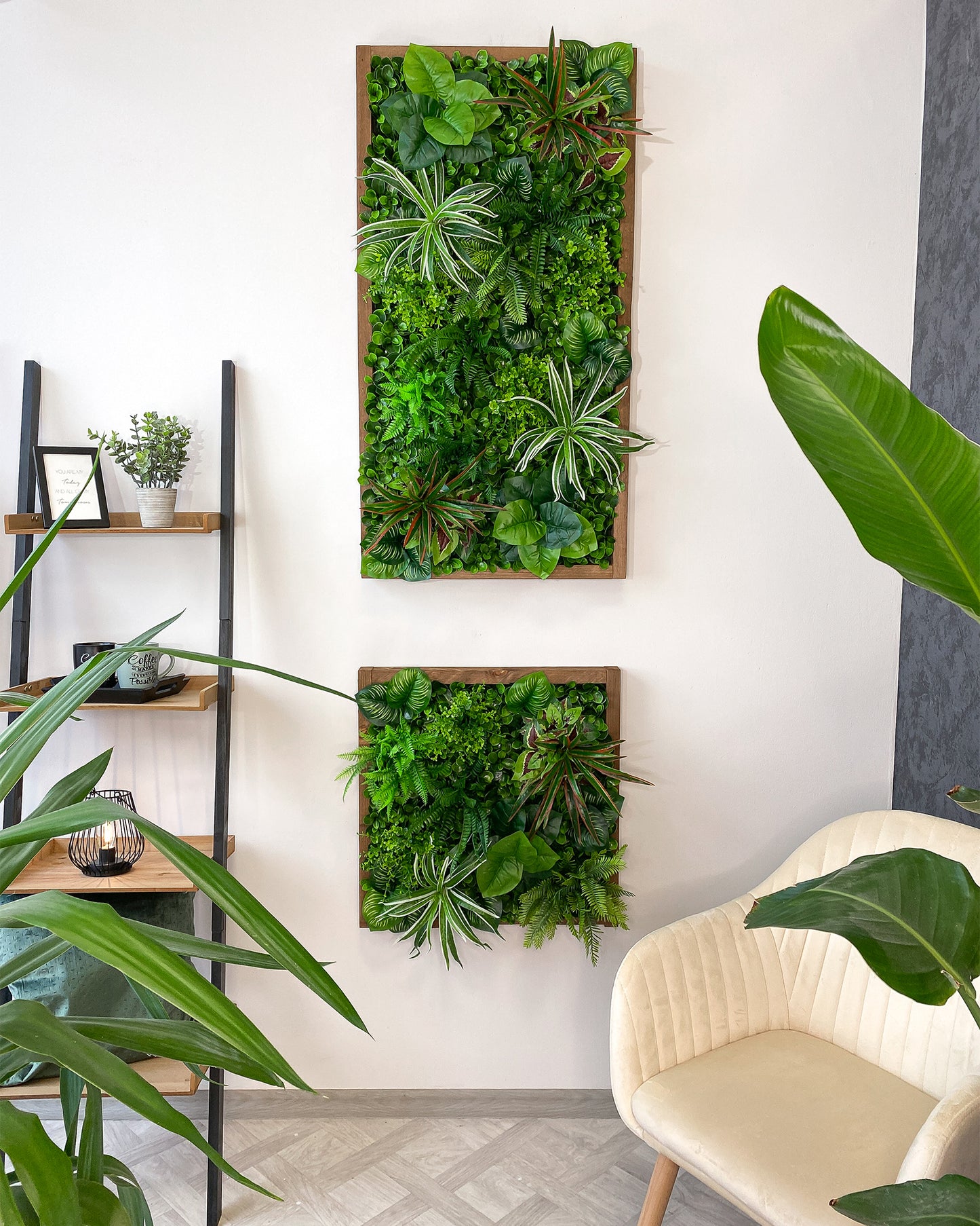 Plantframe/Pflanzenwand/Mooswand "YUCATAN" aus Realtouch Kunstpflanzen in Fichtenholzrahmen