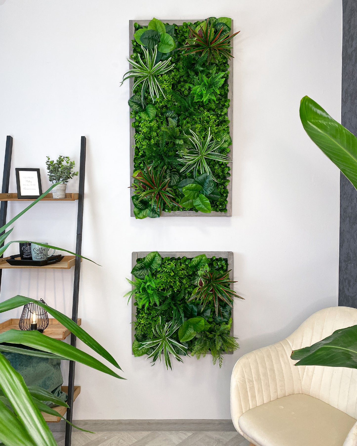 Plantframe/Pflanzenwand/Mooswand "YUCATAN" aus Realtouch Kunstpflanzen in Fichtenholzrahmen