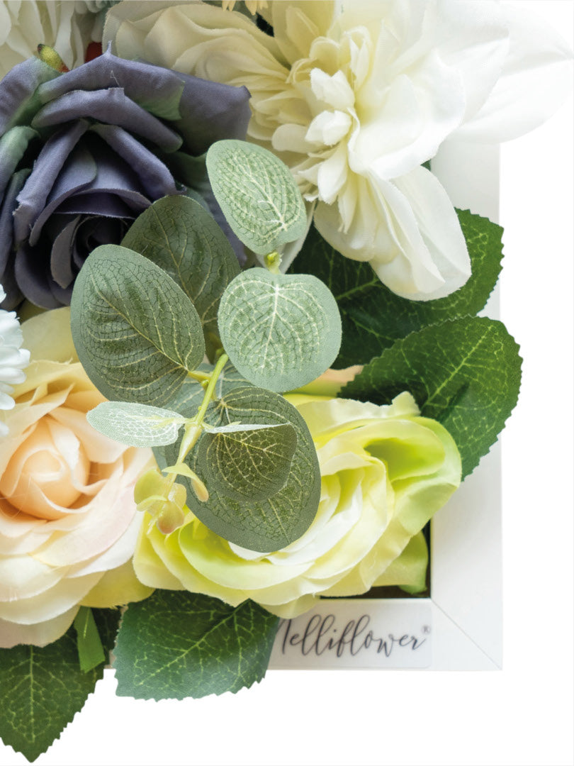 Flowerframe "SCHARFSINN" aus Realtouch Kunstpflanzen, Holzrahmen mit weißem Decor - nelliflower.de