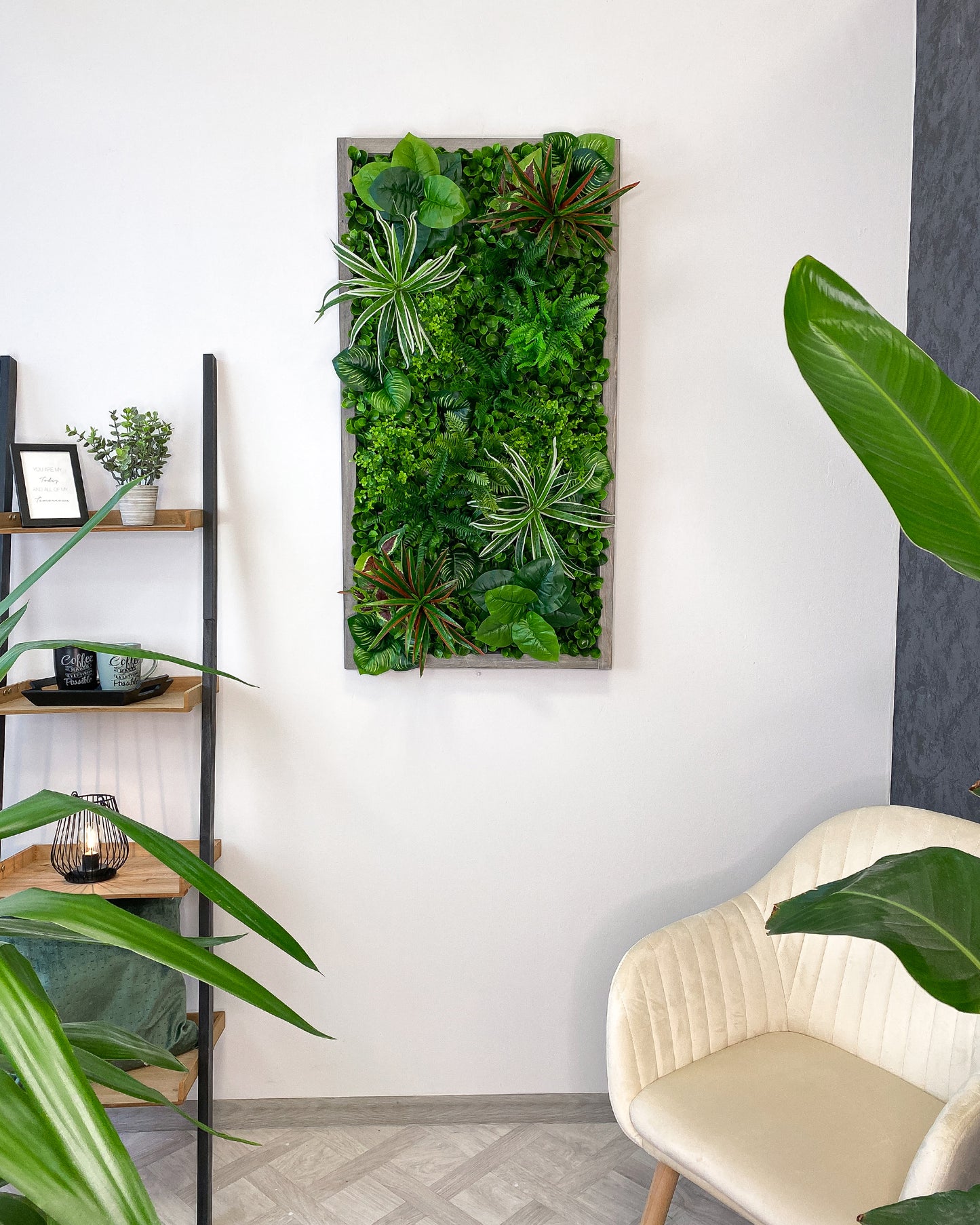 Plantframe/Pflanzenwand/Mooswand "YUCATAN" aus Realtouch Kunstpflanzen in Fichtenholzrahmen