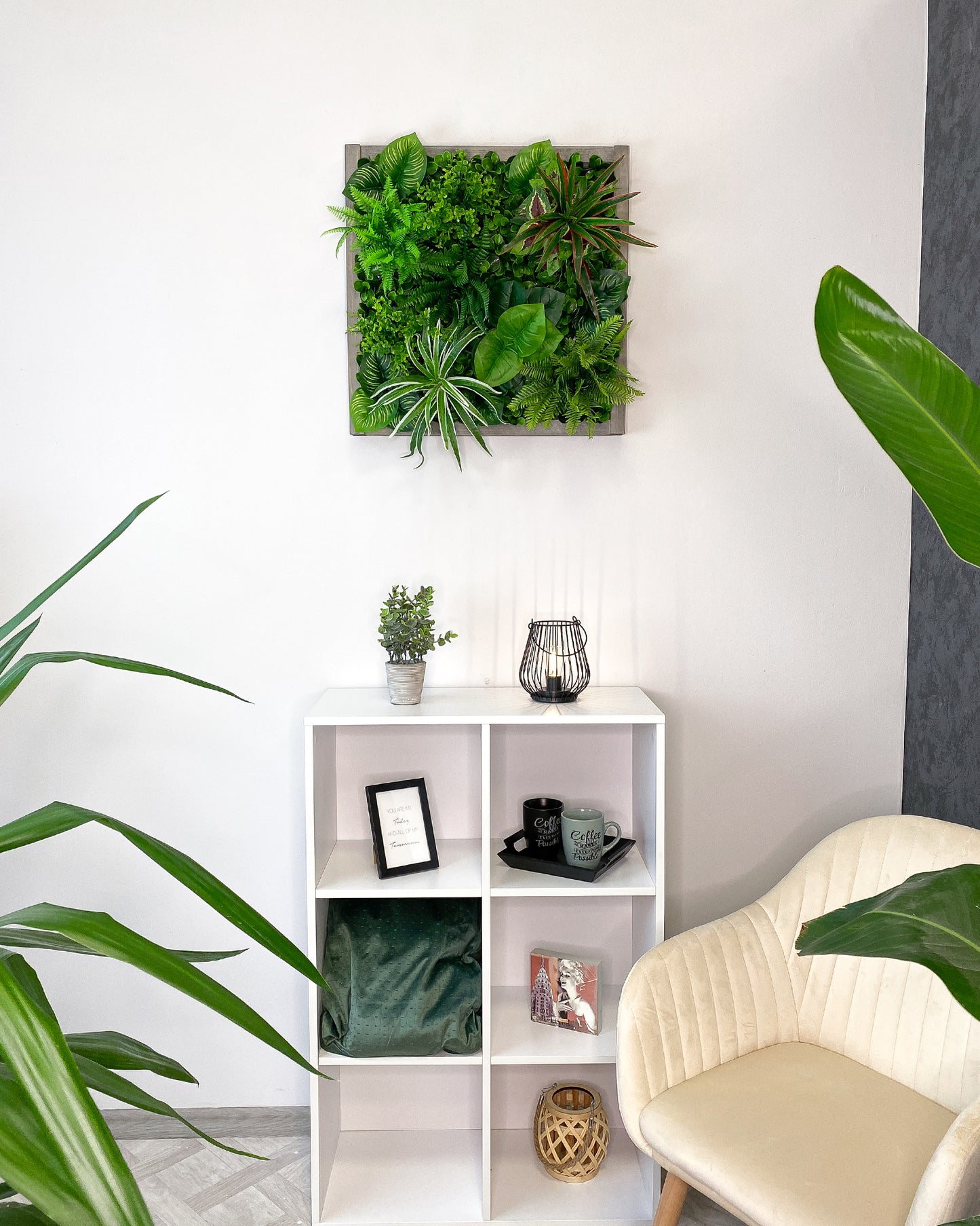 Plantframe/Pflanzenwand/Mooswand "YUCATAN" aus Realtouch Kunstpflanzen in Fichtenholzrahmen