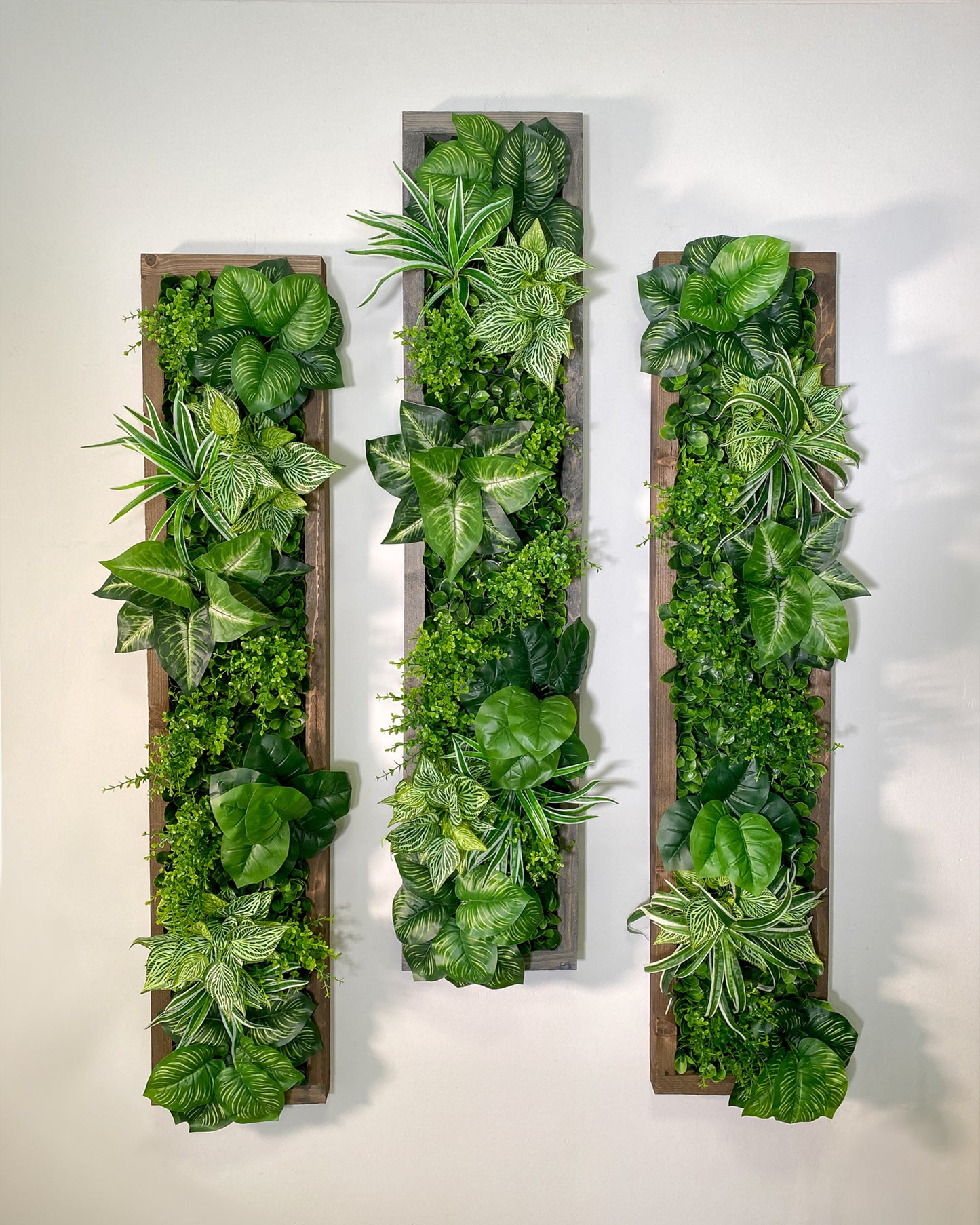 Plantframe/Pflanzenbild/Mooswand "SAMANA" aus Realtouch Kunstpflanzen im Dschungel Design, Fichtenholzrahmen