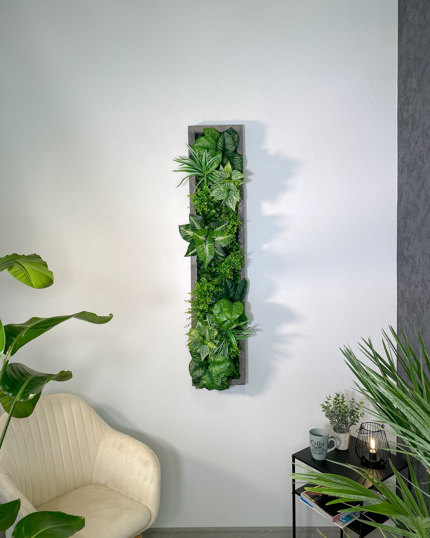 Plantframe/Pflanzenbild/Mooswand "SAMANA" aus Realtouch Kunstpflanzen im Dschungel Design in Fichtenholzrahmen