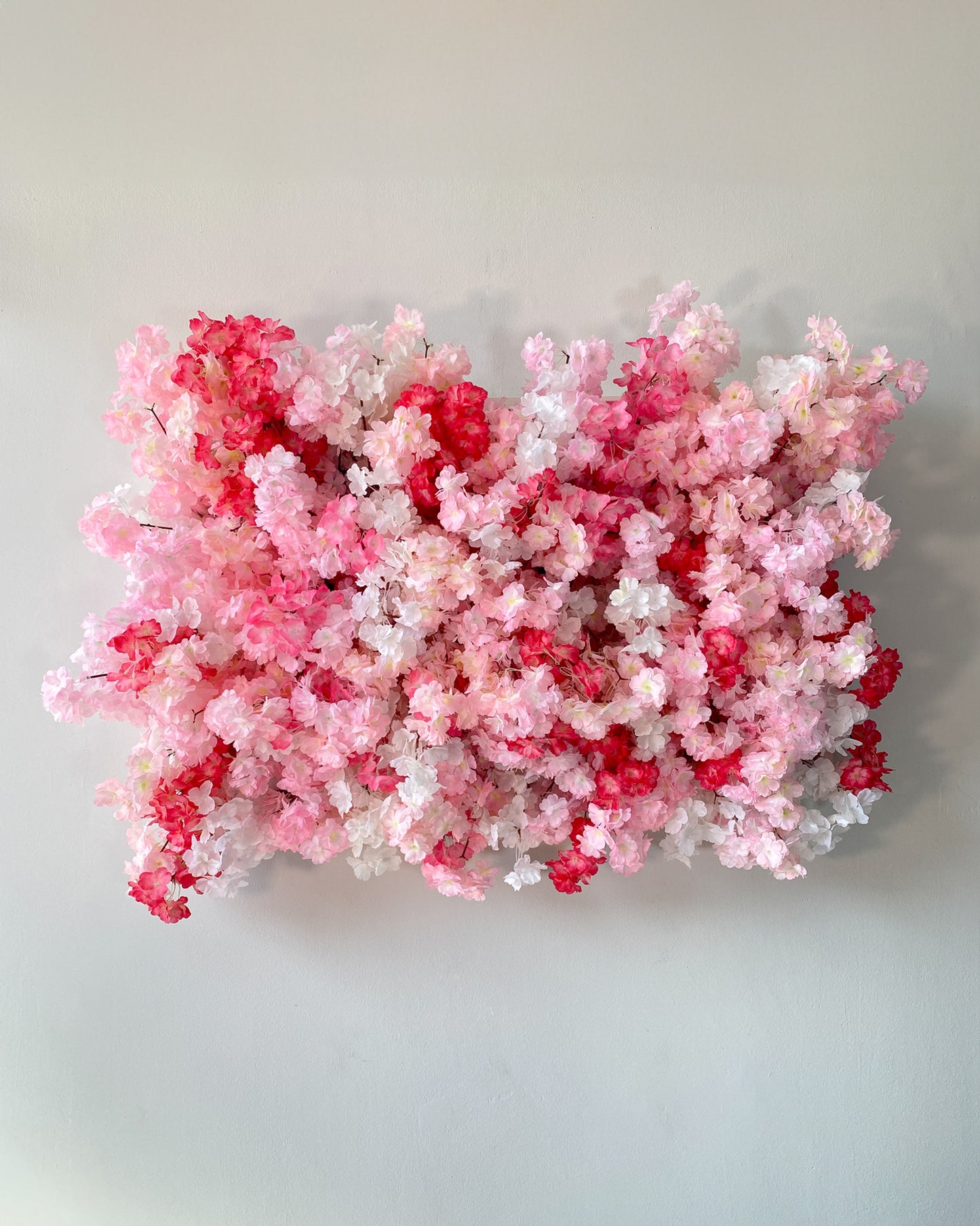 Flowerframe "CHERRY BLOSSOM" aus Realtouch Kunstpflanzen, Holzrahmen mit weißem Decor