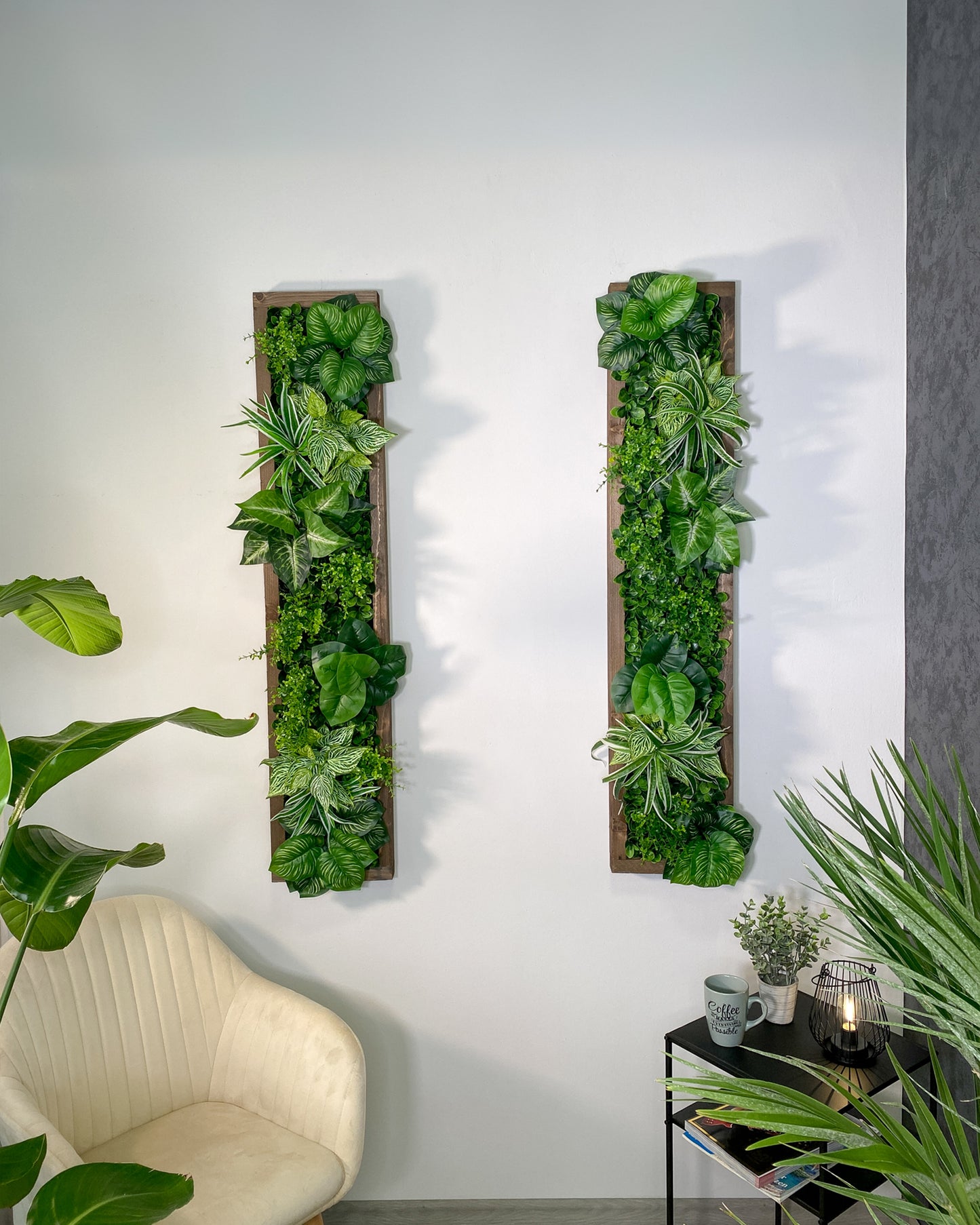 Plantframe/Pflanzenbild/Mooswand "SAMANA" aus Realtouch Kunstpflanzen im Dschungel Design in Fichtenholzrahmen