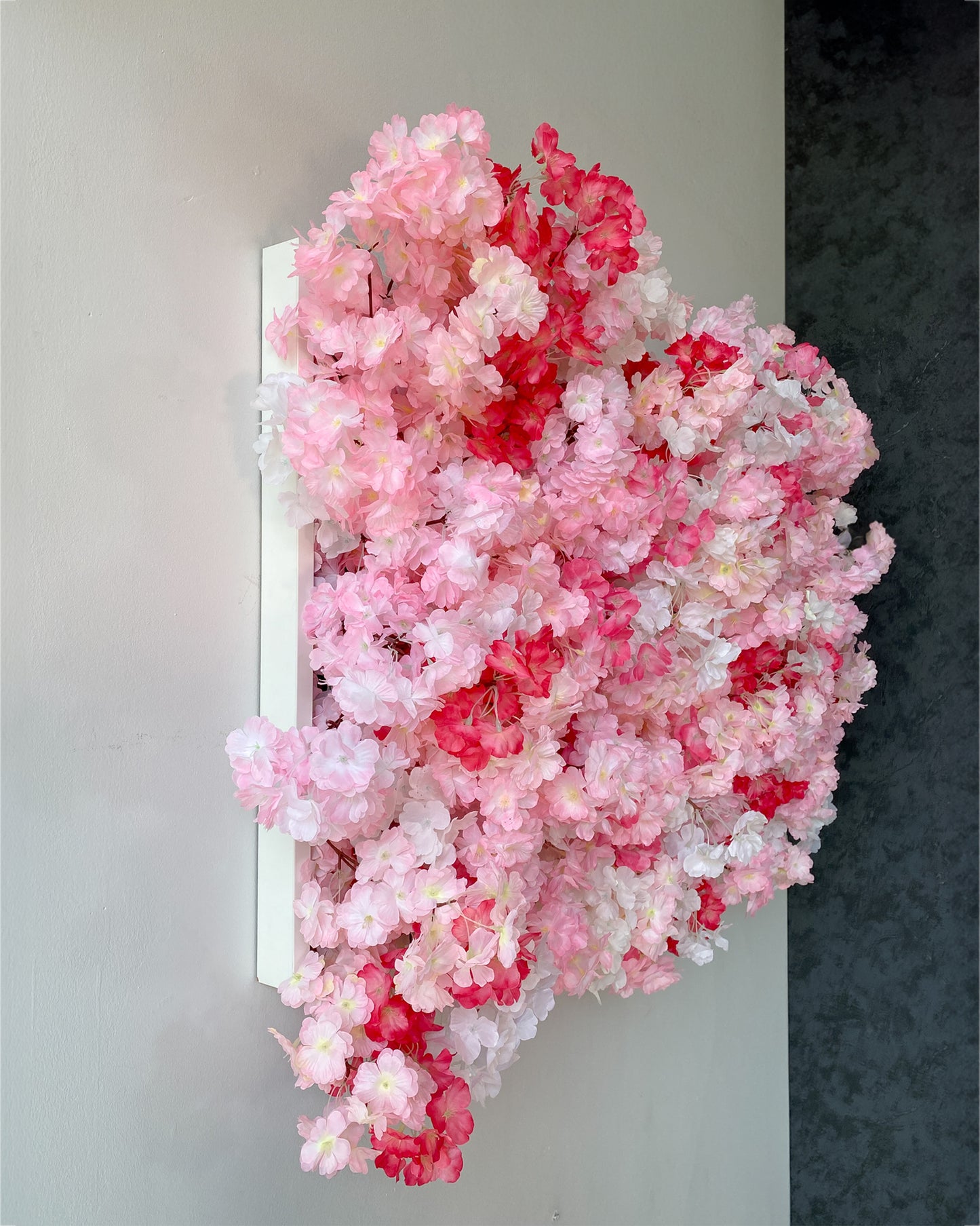 Flowerframe "CHERRY BLOSSOM" aus Realtouch Kunstpflanzen, Holzrahmen mit weißem Decor