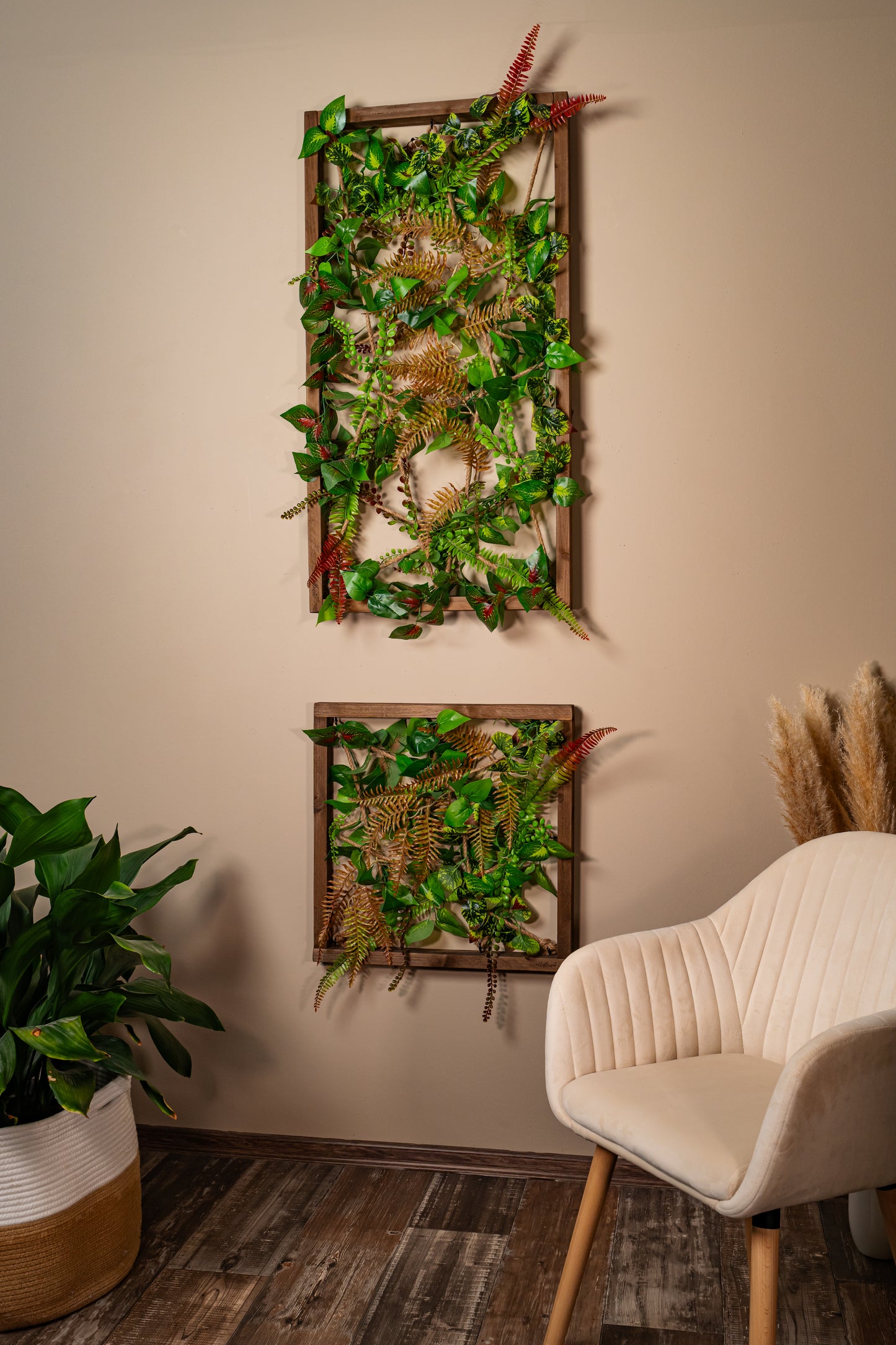 Plantframe/Pflanzenwand/Mooswand "PANAY" aus Realtouch Kunstpflanzen in Fichtenholzrahmen