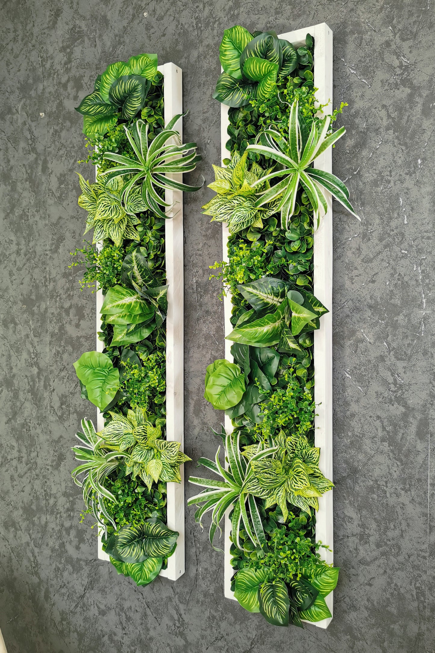 Plantframe/Pflanzenbild/Mooswand "SAMANA" aus Realtouch Kunstpflanzen im Dschungel Design in Fichtenholzrahmen