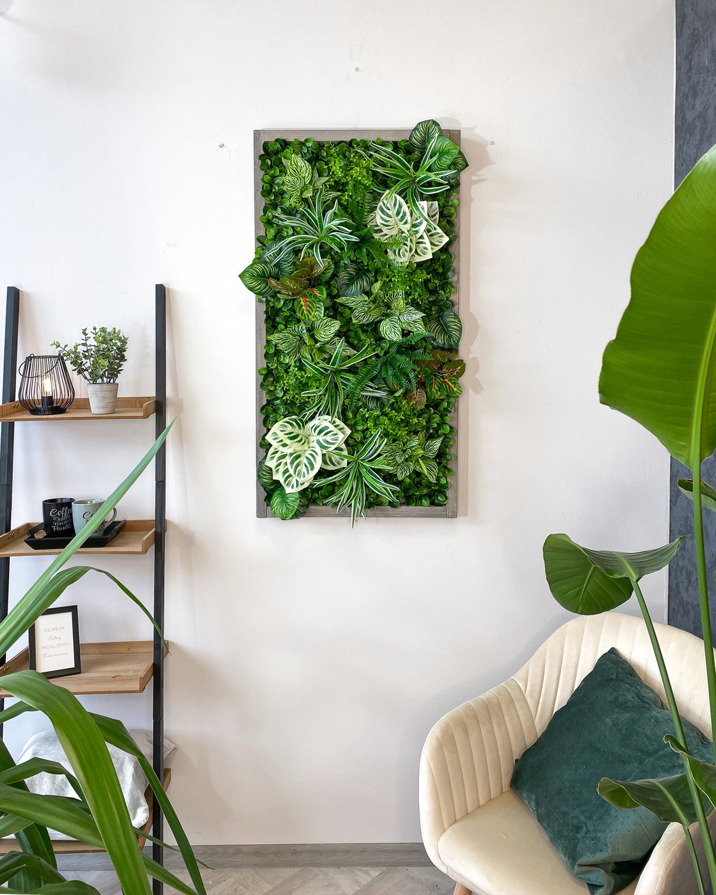 Plantframe/Pflanzenwand/Mooswand "NUBLAR" aus Realtouch Kunstpflanzen mit braunem Fichtenholzrahmen