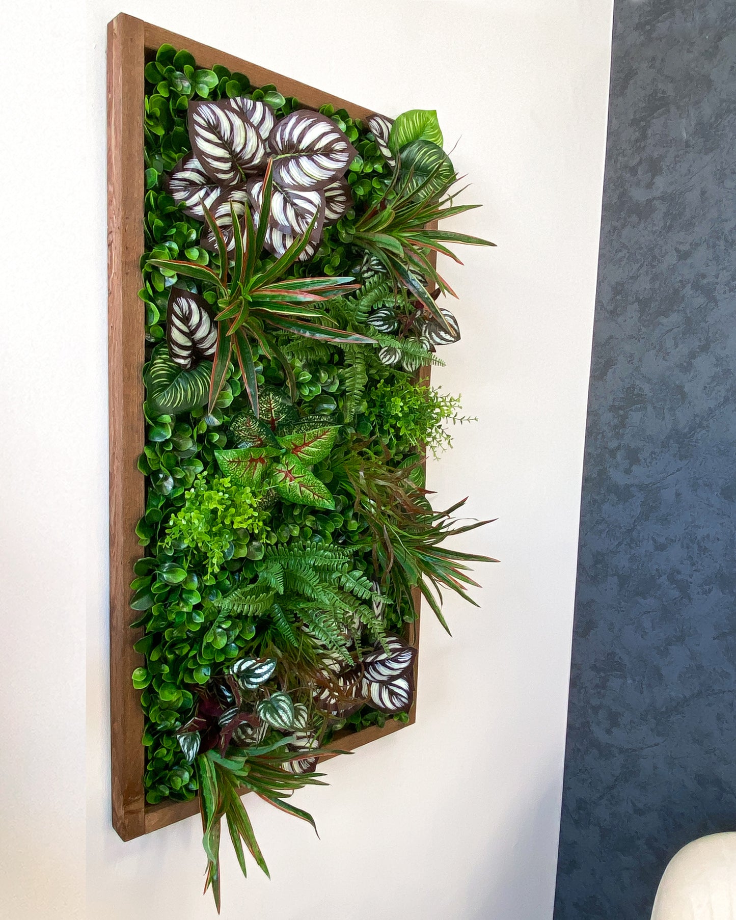 Plantframe/Pflanzenwand/Mooswand "SORNA" aus Realtouch Kunstpflanzen mit braunem Fichtenholzrahmen